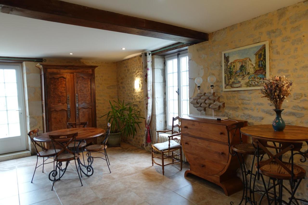 Gite 4 Etoiles Avec Hebergement Insolite - 10 Personnes Foussais Buitenkant foto